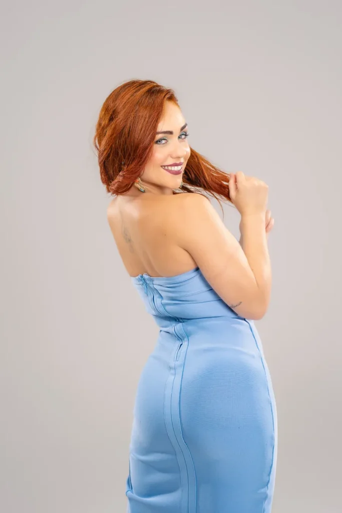 Irene Palomares sonriendo, con vestido azul