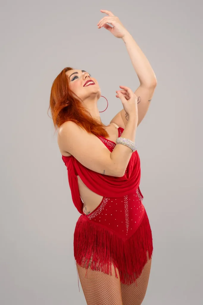 Irene Palomares con vestido rojo, programa Gold