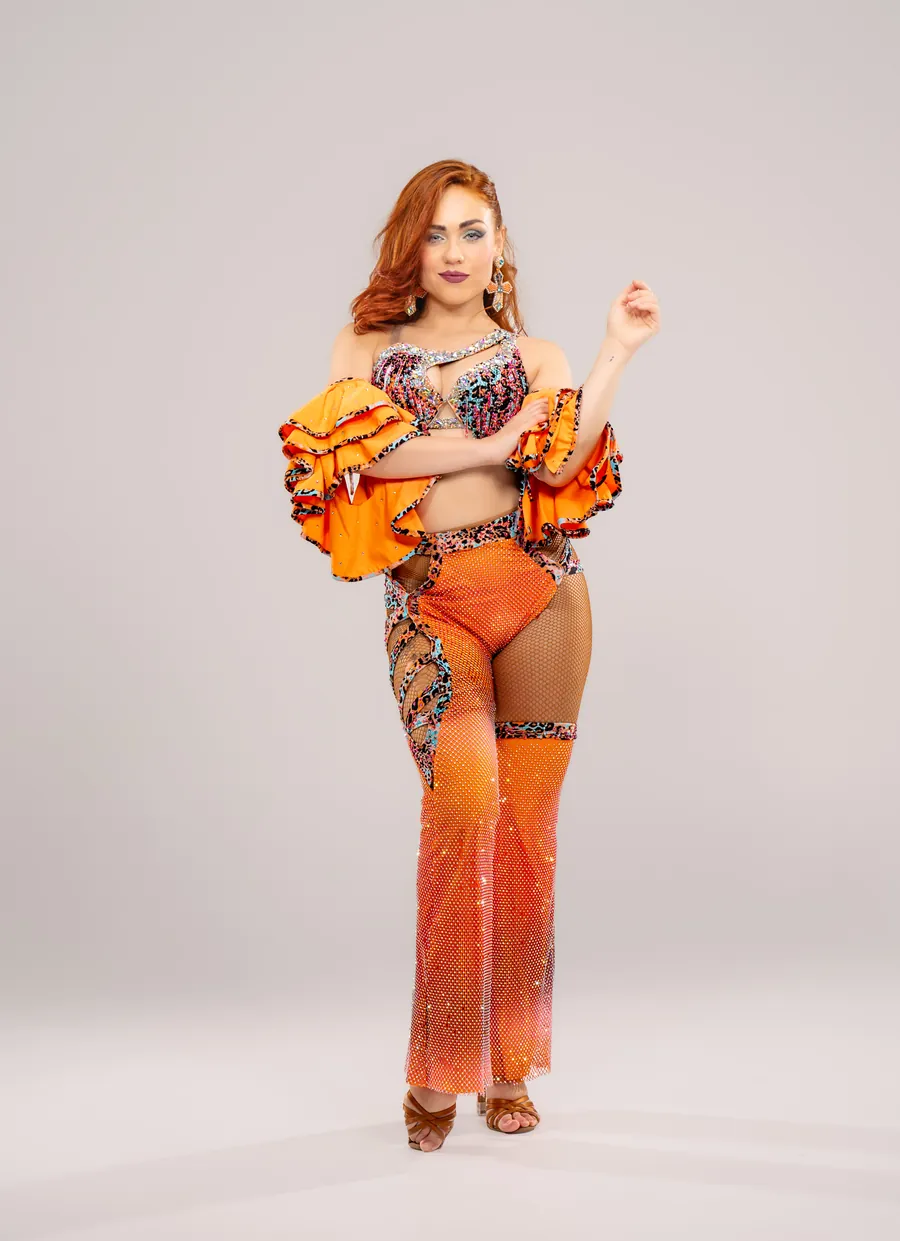 Irene Palomares con traje naranja de volantes